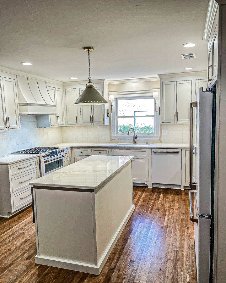 White shaker kitchen cabinetry by Designer Cabinets